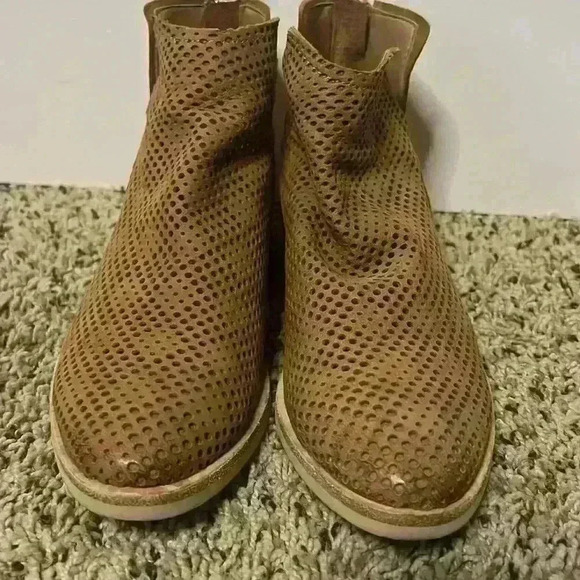 Dolce Vita perforated Ankle Bootie - Picture 8 of 8